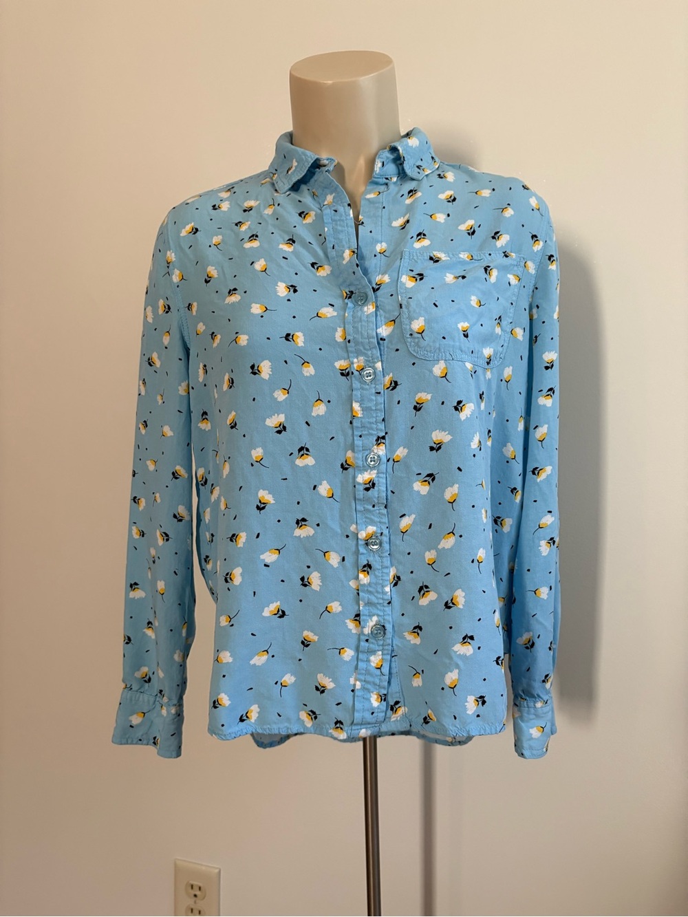 Velvet Heart Blue Floral Rayon Button Down Long Sleeve Shirt Size Small